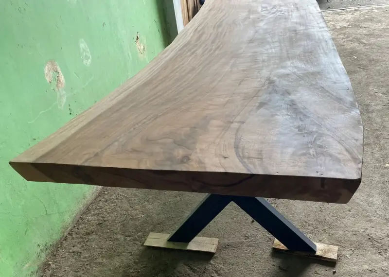 Artikelbild 10 des Artikels “Naturholz Tisch suar mit Metallbeinen X-Stil, 314cm Länge, 107cm Breite, 83,5 cm Höhe. Tischplatte 7cm Dicke “